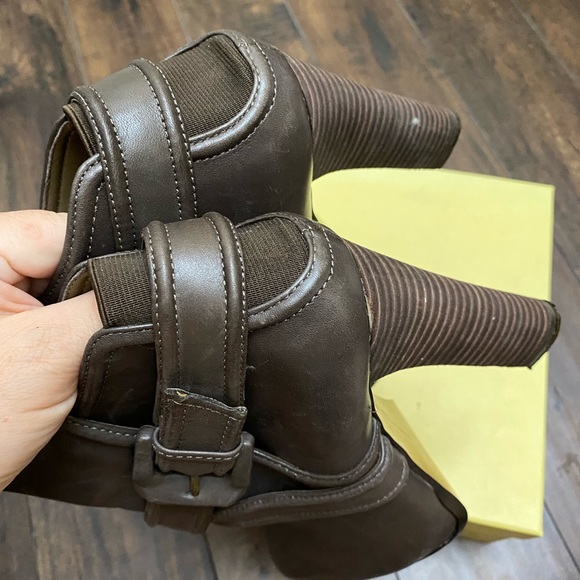 Ankle bootie, heel - Picture 4 of 11